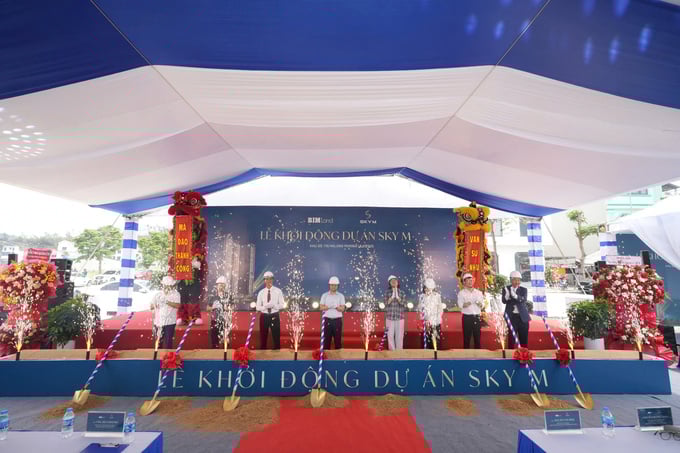 Đại diện BIM Land, nhà thầu và các đơn vị phân phối cùng thực hiện nghi thức khởi động SkyM, chính thức đánh dấu bước khởi đầu dự án bên vịnh di sản. Đại diện BIM Land, nhà thầu và các đơn vị phân phối cùng thực hiện nghi thức khởi động SkyM, chính thức đánh dấu bước khởi đầu dự án bên vịnh di sản.