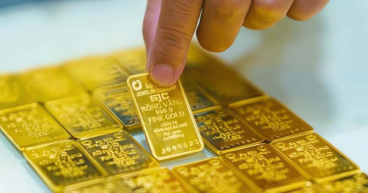Theo các doanh nghiệp, lực mua vàng trong dân gia tăng trong những ngày gần đây do tâm lý phòng thủ trước rủi ro kinh tế, đồng thời chịu ảnh hưởng bởi đà tăng của giá vàng thế giới. Theo các doanh nghiệp, lực mua vàng trong dân gia tăng trong những ngày gần đây do tâm lý phòng thủ trước rủi ro kinh tế, đồng thời chịu ảnh hưởng bởi đà tăng của giá vàng thế giới.