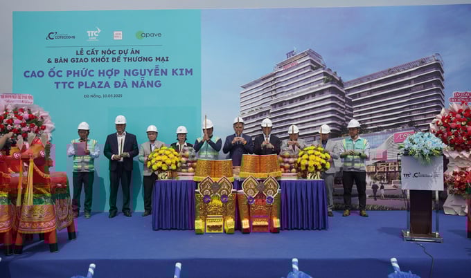 TTC Plaza Đà Nẵng hoàn thành cất nóc, bàn giao khối đế thương mại cho AeonMall Việt Nam đúng tiến độ. TTC Plaza Đà Nẵng hoàn thành cất nóc, bàn giao khối đế thương mại cho AeonMall Việt Nam đúng tiến độ.