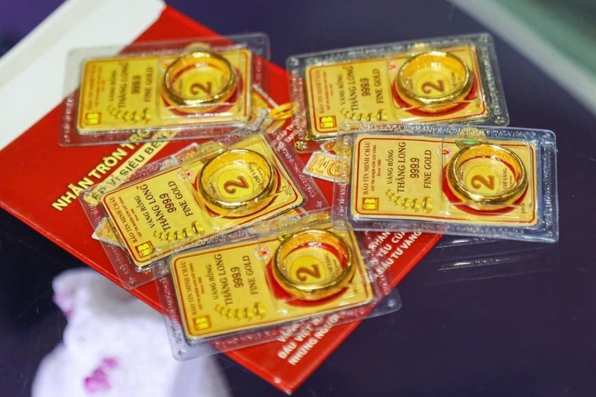 Giá vàng miếng 'bất động' ở mức 122 triệu/lượng, vàng nhẫn 'loạn giá' - Ảnh 1 Giá vàng miếng 'bất động' ở mức 122 triệu/lượng, vàng nhẫn 'loạn giá' - Ảnh 1