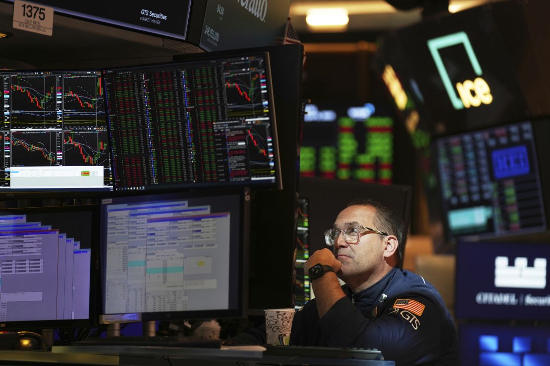 Giao dịch viên làm việc tại sàn giao dịch chứng khoán New York ở thành phố New York, Mỹ (Ảnh: Reuters) Giao dịch viên làm việc tại sàn giao dịch chứng khoán New York ở thành phố New York, Mỹ (Ảnh: Reuters) 