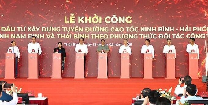 Thủ tướng Phạm Minh Chính và các đại biểu thực hiện nghi thức khởi công. Ảnh: VGP Thủ tướng Phạm Minh Chính và các đại biểu thực hiện nghi thức khởi công. Ảnh: VGP