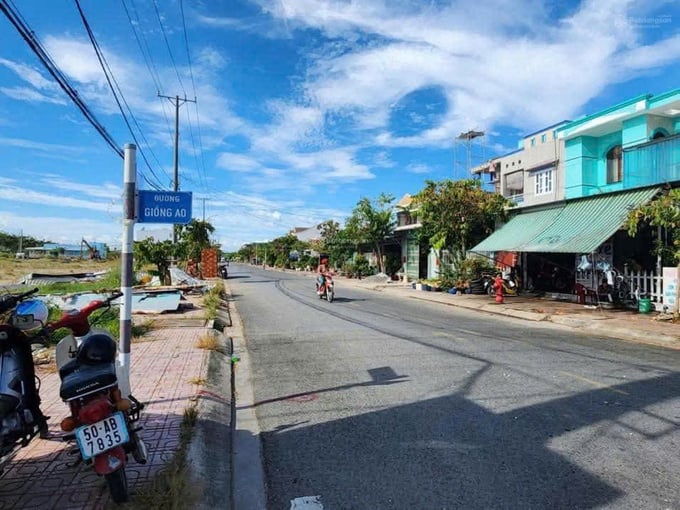 Kể từ đầu năm 2025 đến nay, đặc biệt là sau thời điểm dự án Vinhomes Cần Giờ được khởi công, hoạt động mua bán đất nền tại các xã Long Hòa, Bình Khánh, Lý Nhơn, An Thới Đông, Tam Thôn Hiệp và Thị trấn Cần Thạnh đã trở nên sôi động. Kể từ đầu năm 2025 đến nay, đặc biệt là sau thời điểm dự án Vinhomes Cần Giờ được khởi công, hoạt động mua bán đất nền tại các xã Long Hòa, Bình Khánh, Lý Nhơn, An Thới Đông, Tam Thôn Hiệp và Thị trấn Cần Thạnh đã trở nên sôi động.