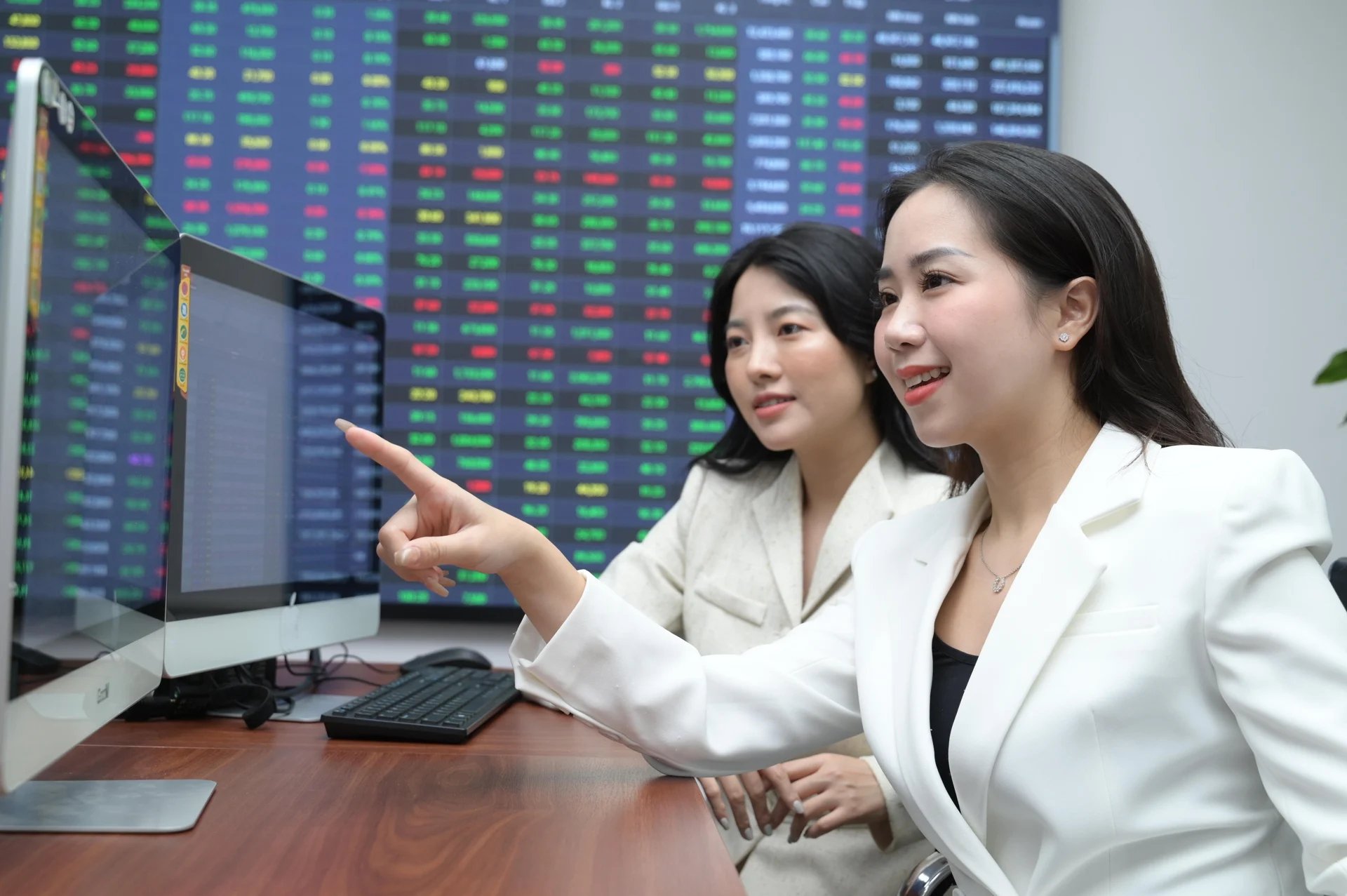 Chờ kết quả đàm phán với Mỹ: NĐT ôm nghìn tỷ chờ sẵn trên sàn - Ảnh 1 Chờ kết quả đàm phán với Mỹ: NĐT ôm nghìn tỷ chờ sẵn trên sàn - Ảnh 1