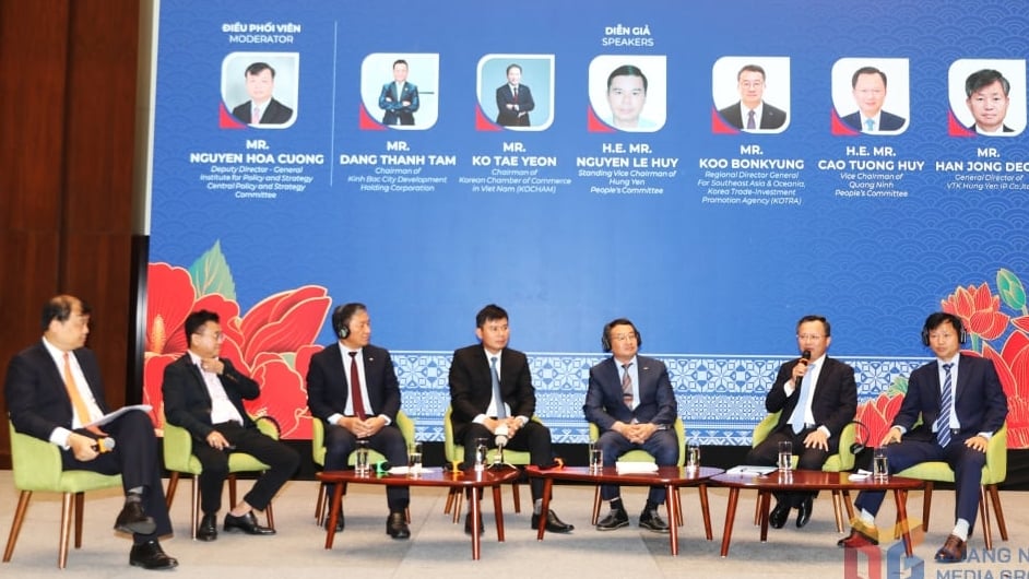 Ông Cao Tường Huy, Phó Chủ tịch UBND tỉnh Quảng Ninh phát biểu tại hội nghị. (Ảnh: Quang Minh Media, Báo Quảng Ninh). Ông Cao Tường Huy, Phó Chủ tịch UBND tỉnh Quảng Ninh phát biểu tại hội nghị. (Ảnh: Quang Minh Media, Báo Quảng Ninh). 