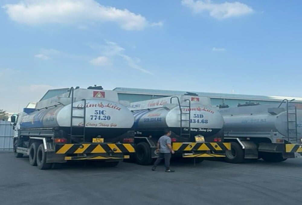 Công an TP. HCM đã ra lệnh bắt để tạm giam Lê Tấn Hòa (chủ Công ty Vận tải Xăng dầu Saigon Transco) cùng 46 người khác về tội 'Đưa hối lộ'. Công an TP. HCM đã ra lệnh bắt để tạm giam Lê Tấn Hòa (chủ Công ty Vận tải Xăng dầu Saigon Transco) cùng 46 người khác về tội 'Đưa hối lộ'.