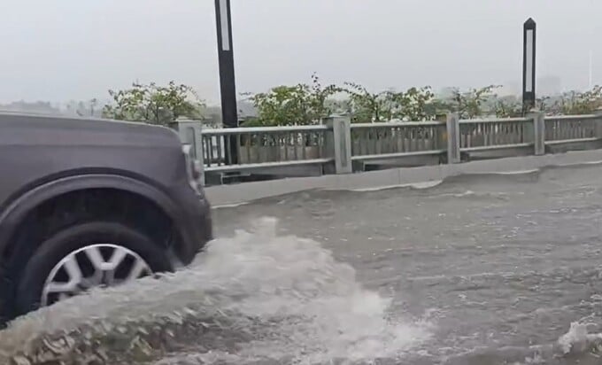 Sau nhiều lần mưa lớn, mặt cầu Vĩnh Tuy thường bị ứ đọng, ngập nước trên mặt cầu, dẫn đến khó khăn cho việc lưu thông. Sau nhiều lần mưa lớn, mặt cầu Vĩnh Tuy thường bị ứ đọng, ngập nước trên mặt cầu, dẫn đến khó khăn cho việc lưu thông.