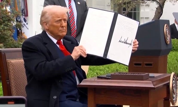 Ông Trump ngừng đàm phán thuế quan, gửi thư áp mức thuế mới với 150 nước. Ông Trump ngừng đàm phán thuế quan, gửi thư áp mức thuế mới với 150 nước.