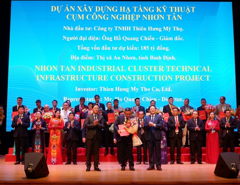 Công ty TNHH Thiên Hưng Mỹ Thọ nhận bản ghi nhớ đầu tư dự án Cụm công nghiệp Nhơn Tân vào ngày 28/3/2025 Công ty TNHH Thiên Hưng Mỹ Thọ nhận bản ghi nhớ đầu tư dự án Cụm công nghiệp Nhơn Tân vào ngày 28/3/2025