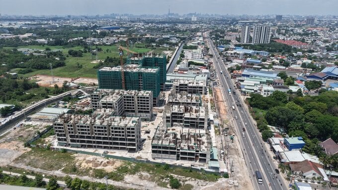 Đến tháng 4/2025, dự án Astral City chính thức đổi tên thành La Pura, do Công ty Realty Holdings làm nhà phát triển, phối hợp tư vấn chiến lược từ Big Four và hỗ trợ tài chính từ VPBank. Đến tháng 4/2025, dự án Astral City chính thức đổi tên thành La Pura, do Công ty Realty Holdings làm nhà phát triển, phối hợp tư vấn chiến lược từ Big Four và hỗ trợ tài chính từ VPBank.