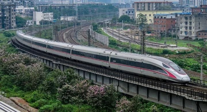 Tàu cao tốc của Trung Quốc đạt vận tốc 350 km/h. Tàu cao tốc của Trung Quốc đạt vận tốc 350 km/h.