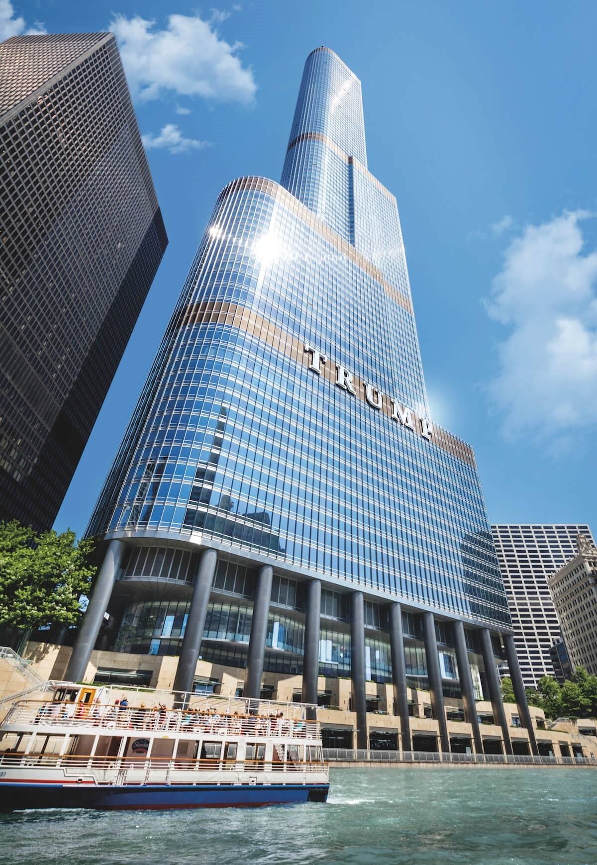 Trump International Hotel and Tower tại Chicago. Trump International Hotel and Tower tại Chicago.