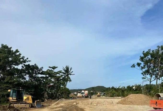 Dự án Đường ven biển từ Nghi Sơn (Thanh Hóa) đến Cửa Lò (Nghệ An) đang được gấp rút hàn thành. Dự án Đường ven biển từ Nghi Sơn (Thanh Hóa) đến Cửa Lò (Nghệ An) đang được gấp rút hàn thành.