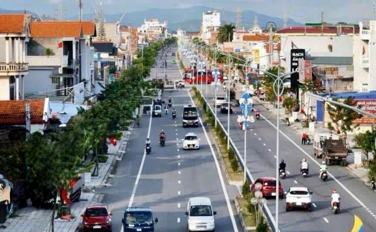 Tại khu tái định cư Bắc Sông Cấm, giá đất cũng tăng từ 35 - 40 triệu đồng/m² lên 55 - 70 triệu đồng/m². Tại khu tái định cư Bắc Sông Cấm, giá đất cũng tăng từ 35 - 40 triệu đồng/m² lên 55 - 70 triệu đồng/m².