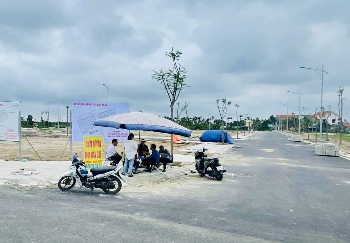 Hoạt động tư vấn, mua bán, đặt cọc BĐS diễn ra bên lề đường Hoạt động tư vấn, mua bán, đặt cọc BĐS diễn ra bên lề đường
