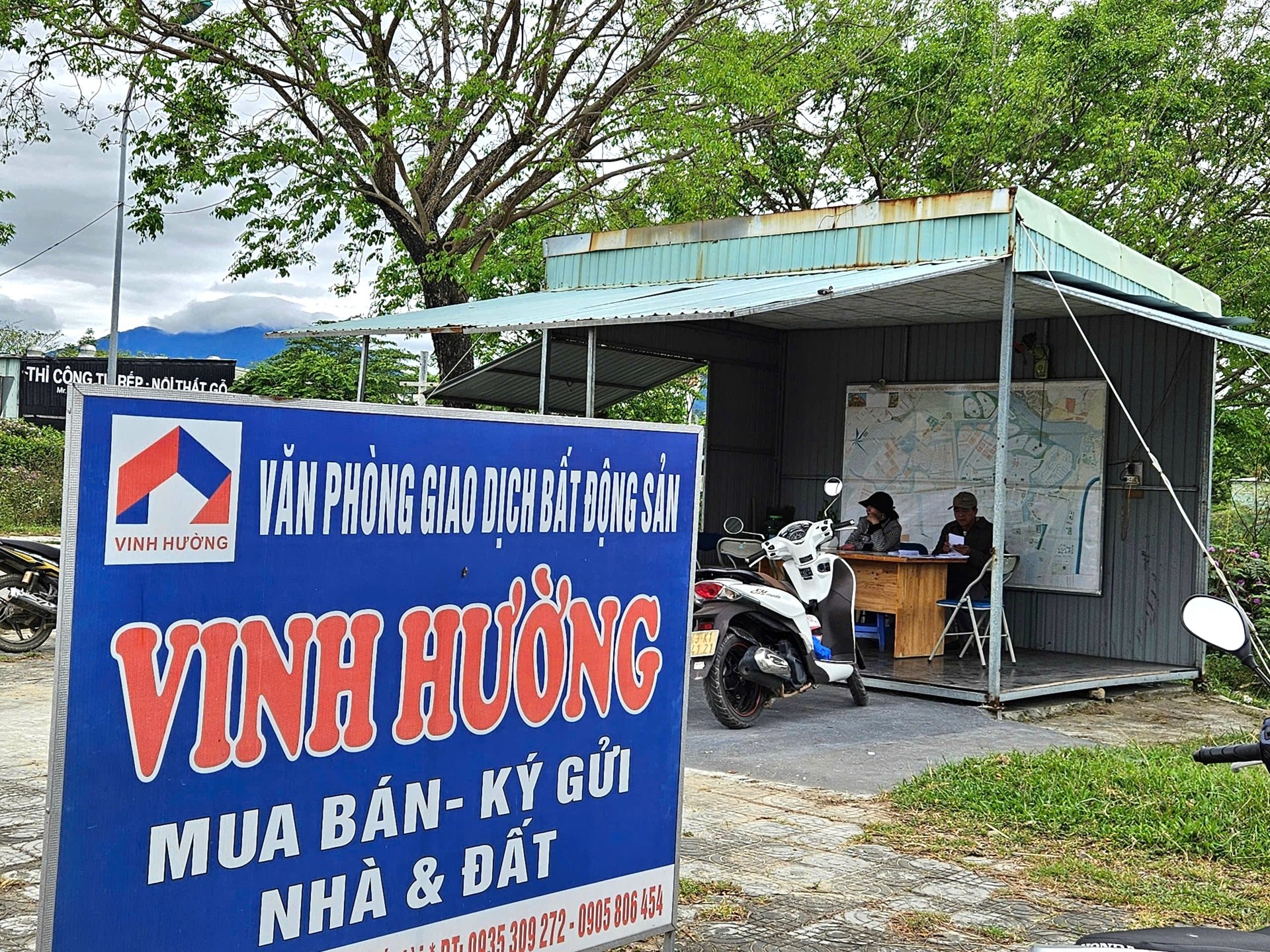 Theo đề xuất của Bộ Xây dựng, Trung tâm giao dịch bất động sản và quyền sử dụng đất cấp tỉnh hoạt động theo cơ chế một cửa liên thông. Theo đề xuất của Bộ Xây dựng, Trung tâm giao dịch bất động sản và quyền sử dụng đất cấp tỉnh hoạt động theo cơ chế một cửa liên thông. 