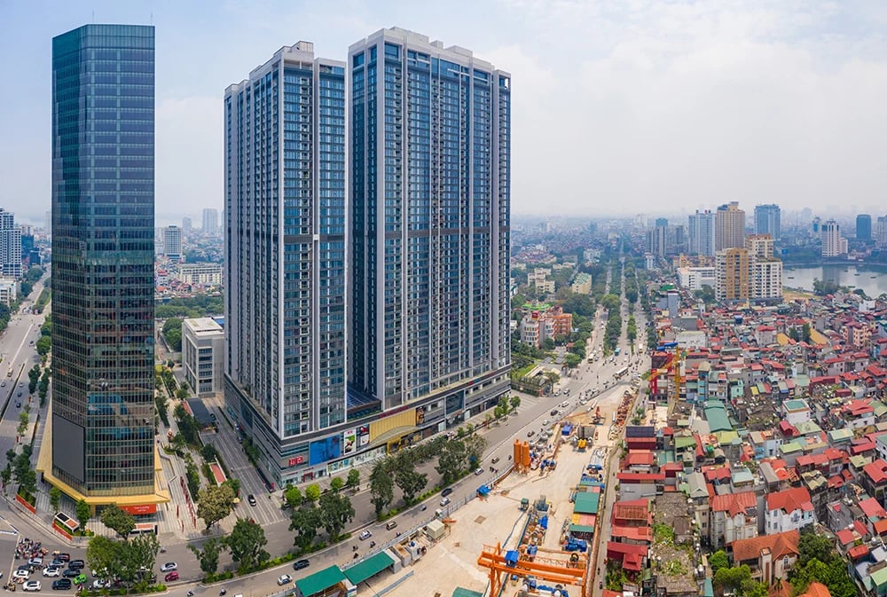 Giữa những tòa nhà chung cư cao cấp, bề thế mọc lên san sát, những dãy nhà mặt đất và căn hộ bình dân hiện ra như một lát cắt đối lập, phơi bày rõ nét khoảng cách phân tầng trong không gian sống đô thị. Giữa những tòa nhà chung cư cao cấp, bề thế mọc lên san sát, những dãy nhà mặt đất và căn hộ bình dân hiện ra như một lát cắt đối lập, phơi bày rõ nét khoảng cách phân tầng trong không gian sống đô thị. 