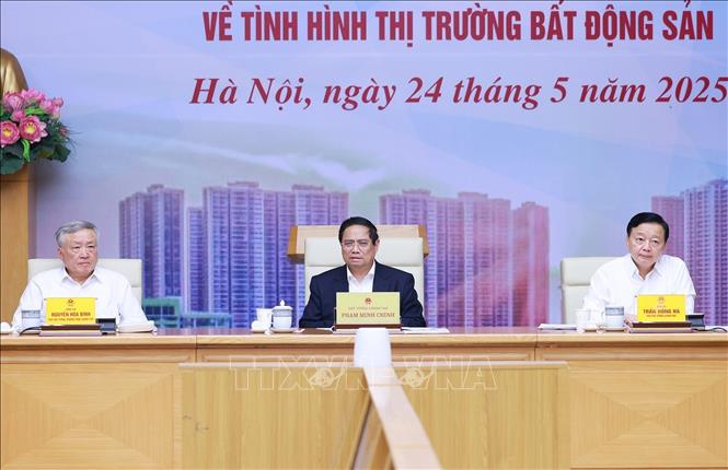Thường trực Chính phủ làm việc với các bộ, ngành, hiệp hội, ngân hàng, doanh nghiệp về tình hình thị trường bất động sản. (Ảnh: TTXVN) Thường trực Chính phủ làm việc với các bộ, ngành, hiệp hội, ngân hàng, doanh nghiệp về tình hình thị trường bất động sản. (Ảnh: TTXVN) 