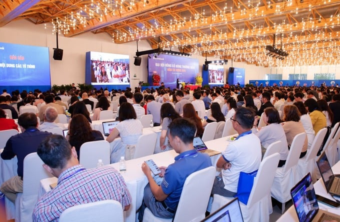 Đại hội đồng cổ đông thường niên 2025 của các ngân hàng rất quan tâm tới vấn đề giảm nhân sư, tiếp tục đổi mới công nghệ, ứng dụng AI trong hoạt động, tinh gọn bộ máy. (Ảnh: minh họa) Đại hội đồng cổ đông thường niên 2025 của các ngân hàng rất quan tâm tới vấn đề giảm nhân sư, tiếp tục đổi mới công nghệ, ứng dụng AI trong hoạt động, tinh gọn bộ máy. (Ảnh: minh họa)