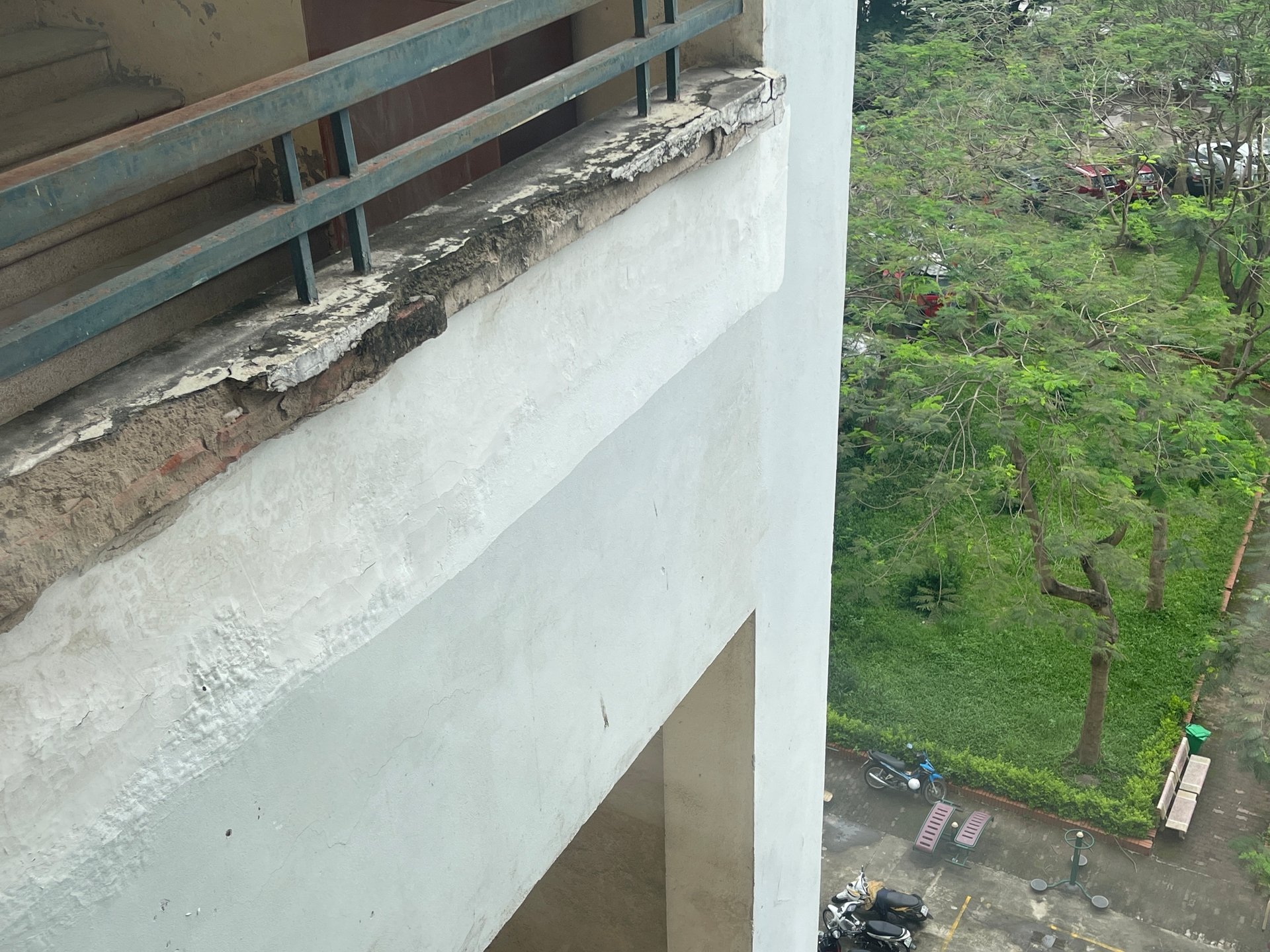 Tường mục nát, phía dưới là sân sinh hoạt của cư dân Tường mục nát, phía dưới là sân sinh hoạt của cư dân 