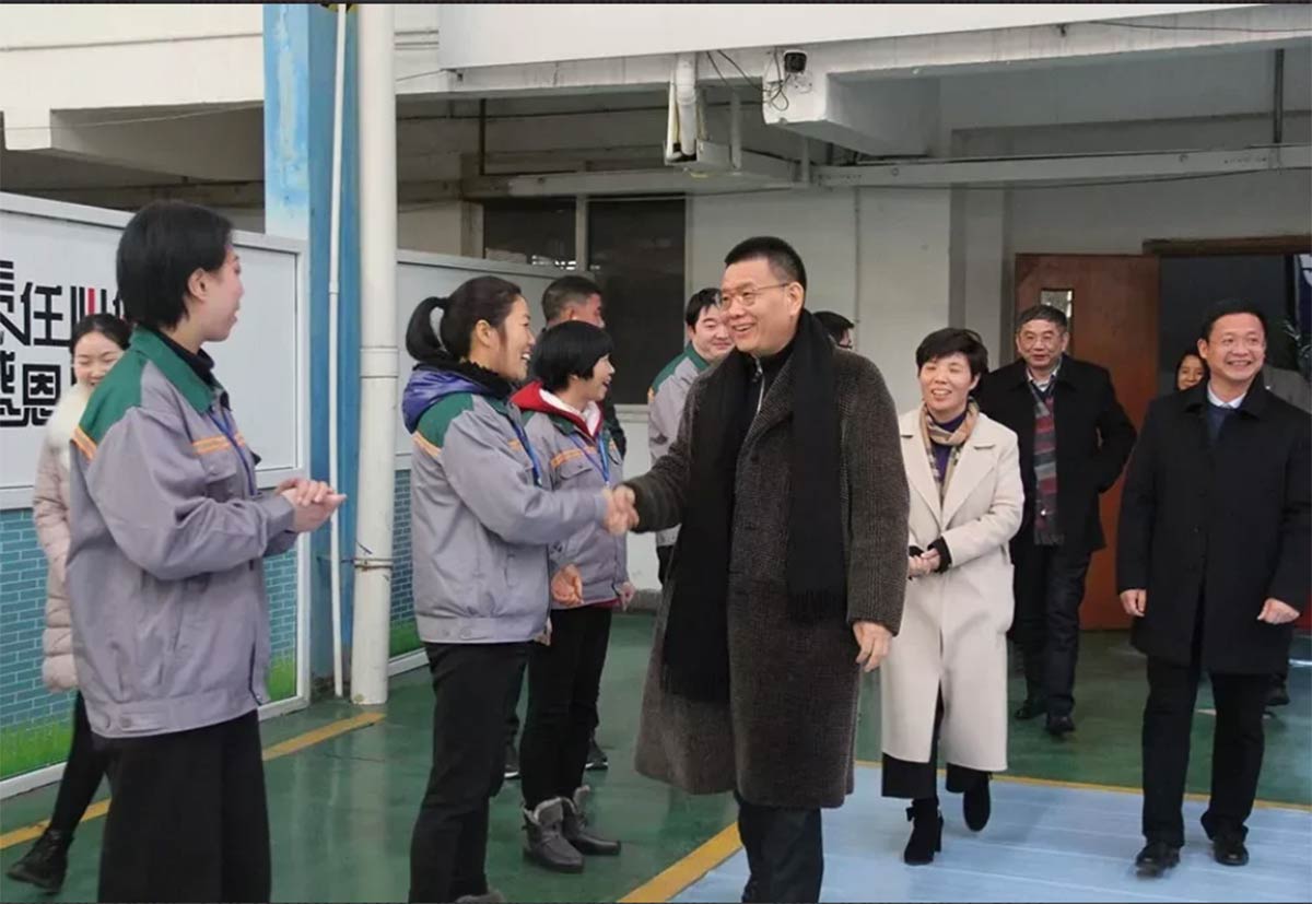 Tỷ phú Bian Ximing trong chuyến thăm một trong những nhà máy của Zhongcai ở tỉnh Chiết Giang năm 2018. Tỷ phú Bian Ximing trong chuyến thăm một trong những nhà máy của Zhongcai ở tỉnh Chiết Giang năm 2018.