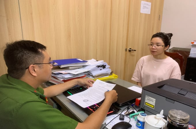 Đối tượng Nga khai nhận vụ việc với cán bộ điều tra. Đối tượng Nga khai nhận vụ việc với cán bộ điều tra.