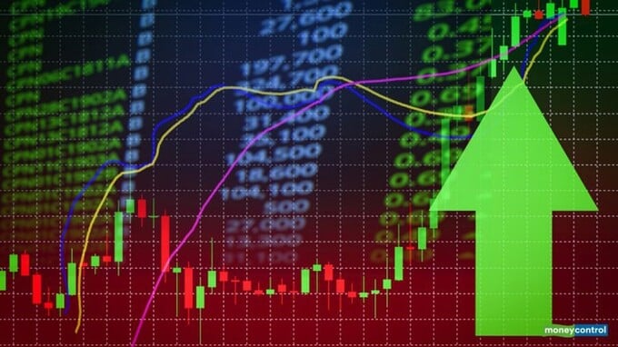 VN-Index vượt mốc 1.340 điểm nhờ lực đẩy từ loạt cổ phiếu trụ. VN-Index vượt mốc 1.340 điểm nhờ lực đẩy từ loạt cổ phiếu trụ.