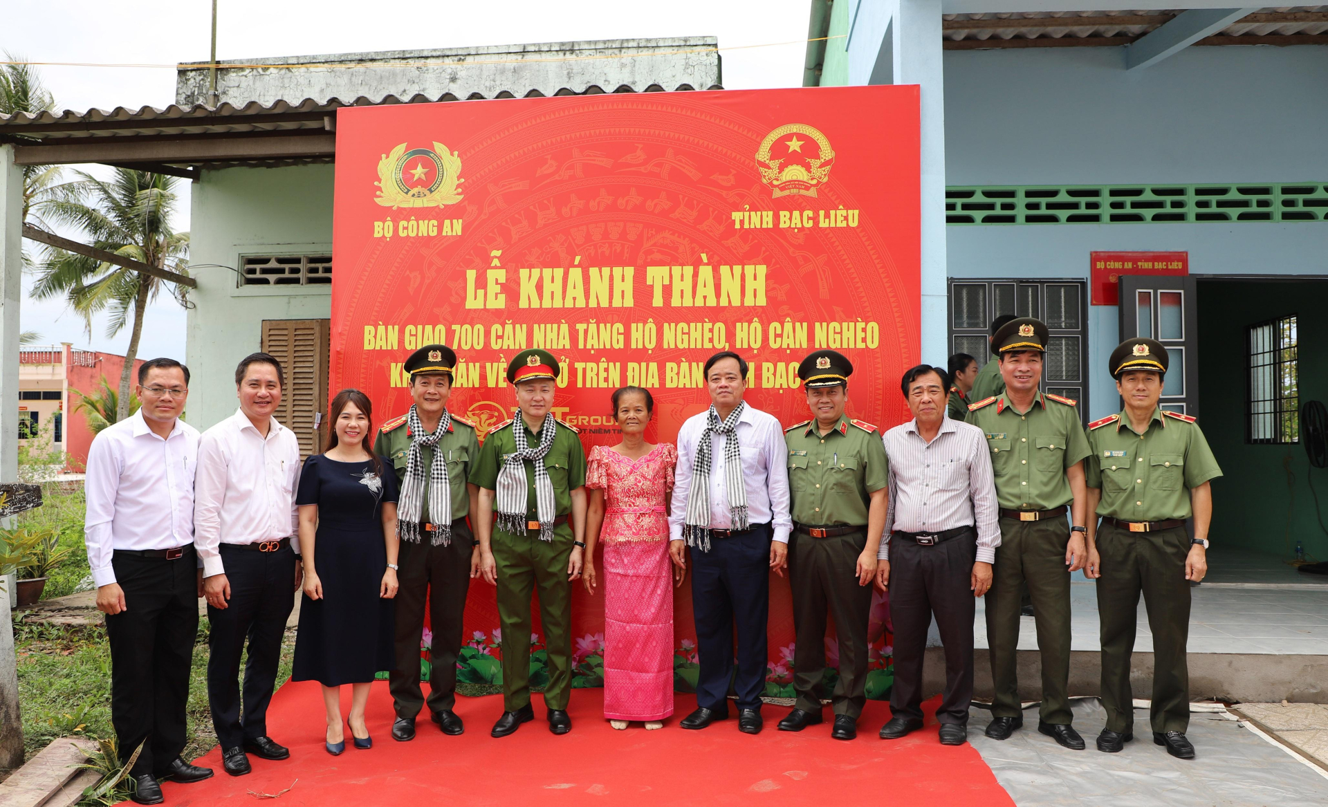 Lãnh đạo Bộ Công an, lãnh đạo tỉnh Bạc Liêu và đại diện Tập đoàn T&T Group, Ngân hàng SHB thực hiện nghi thức khánh thành, bàn giao căn nhà tặng các hộ gia đình Lãnh đạo Bộ Công an, lãnh đạo tỉnh Bạc Liêu và đại diện Tập đoàn T&T Group, Ngân hàng SHB thực hiện nghi thức khánh thành, bàn giao căn nhà tặng các hộ gia đình
