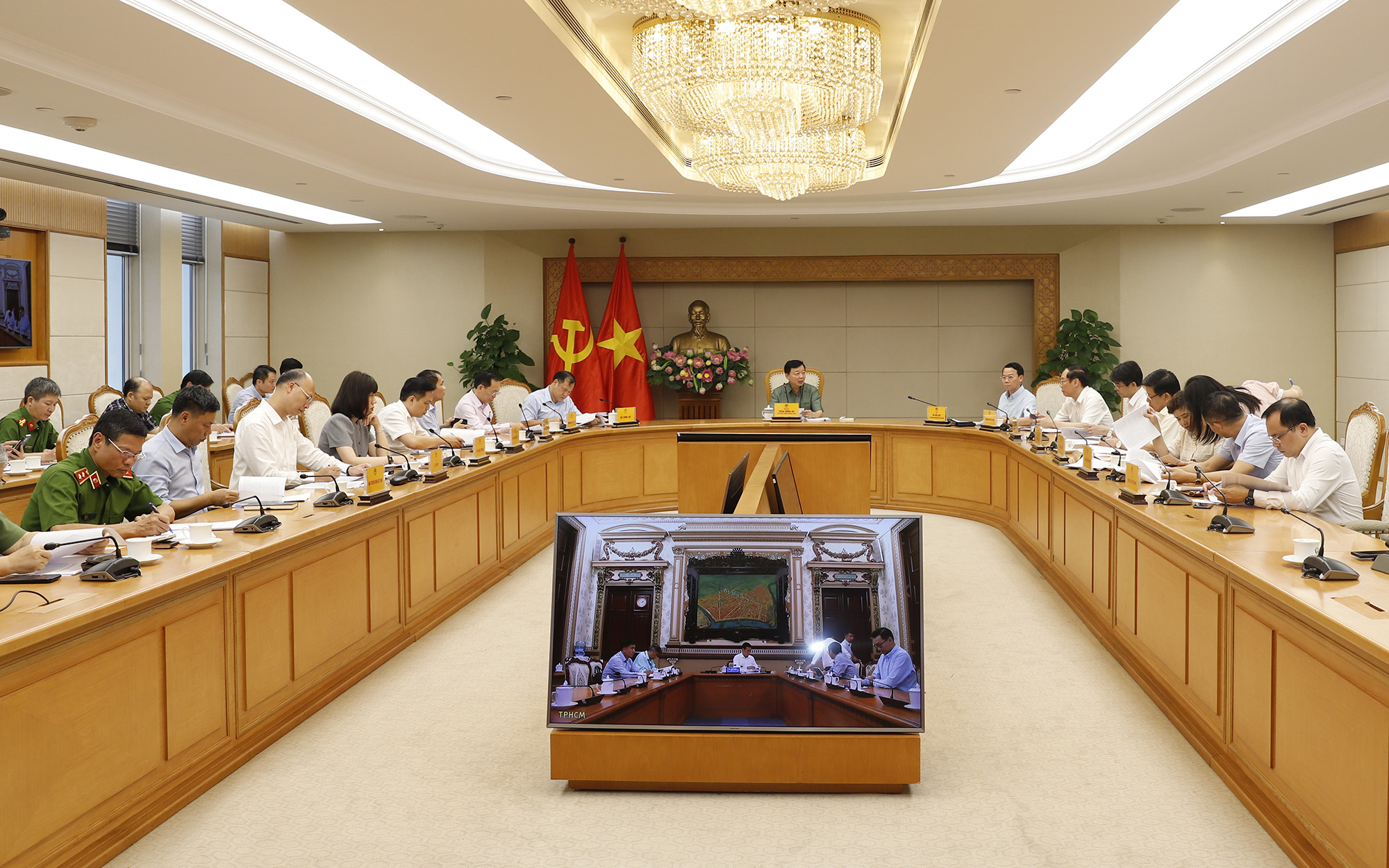 Phó Thủ tướng cũng yêu cầu Hà Nội, TPHCM chủ động xây dựng và thực hiện các phương án cụ thể để giảm ô nhiễm môi trường phù hợp với điều kiện thực tế - Ảnh: VGP/Đình Nam Phó Thủ tướng cũng yêu cầu Hà Nội, TPHCM chủ động xây dựng và thực hiện các phương án cụ thể để giảm ô nhiễm môi trường phù hợp với điều kiện thực tế - Ảnh: VGP/Đình Nam 