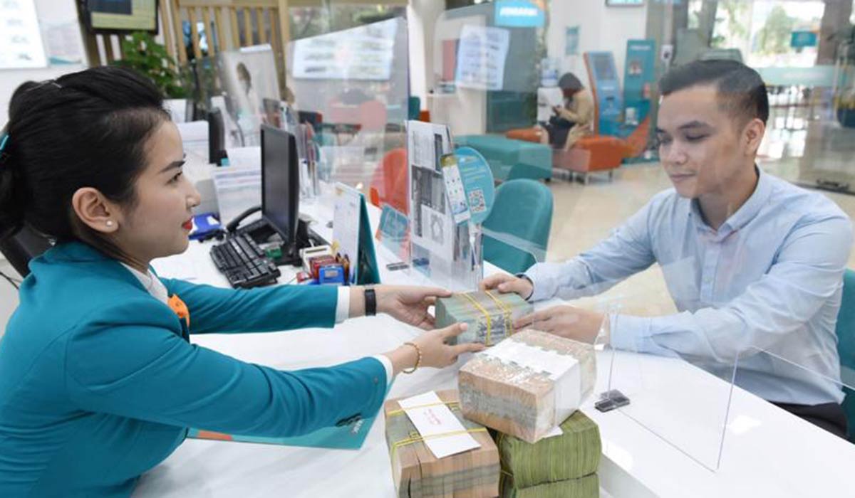 Lãi suất tiết kiệm thấp, vì sao tiền gửi vào ngân hàng tăng kỷ lục? - Ảnh 1 Lãi suất tiết kiệm thấp, vì sao tiền gửi vào ngân hàng tăng kỷ lục? - Ảnh 1