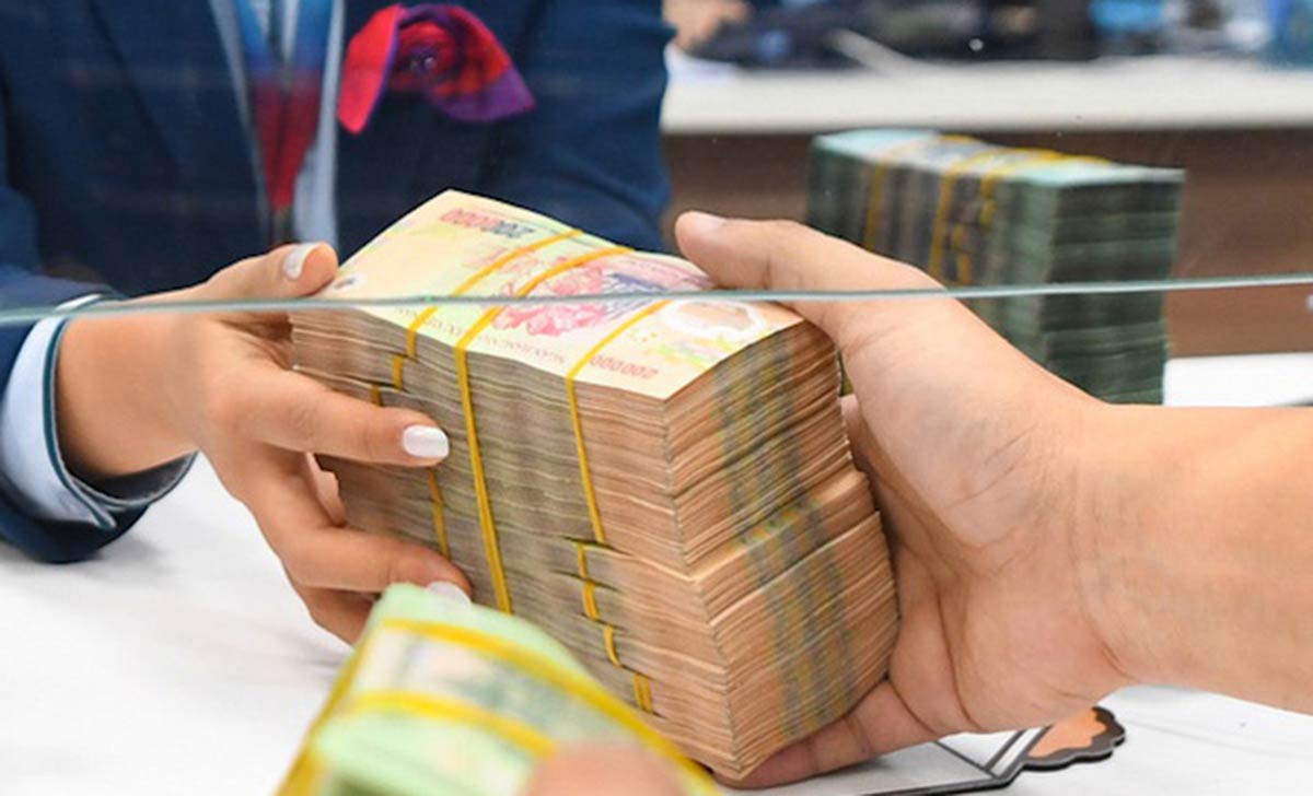 Lãi suất tiết kiệm thấp, vì sao tiền gửi vào ngân hàng tăng kỷ lục? - Ảnh 2 Lãi suất tiết kiệm thấp, vì sao tiền gửi vào ngân hàng tăng kỷ lục? - Ảnh 2