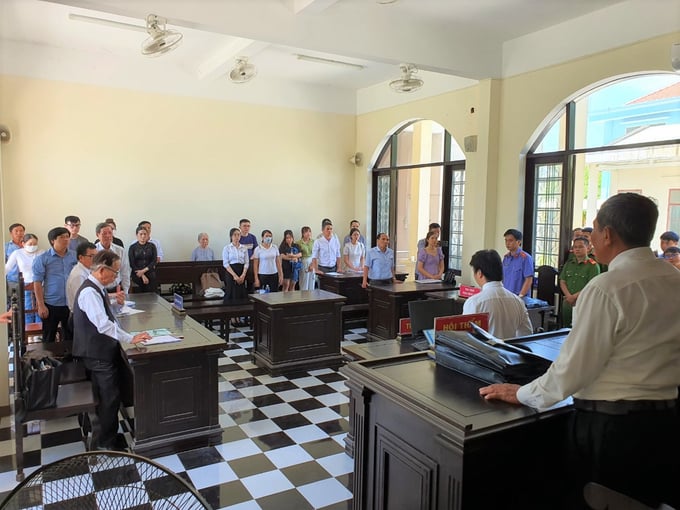 Một trong nhiều phiên tòa xét xử thương vụ mua bán 105 lô đất Một trong nhiều phiên tòa xét xử thương vụ mua bán 105 lô đất