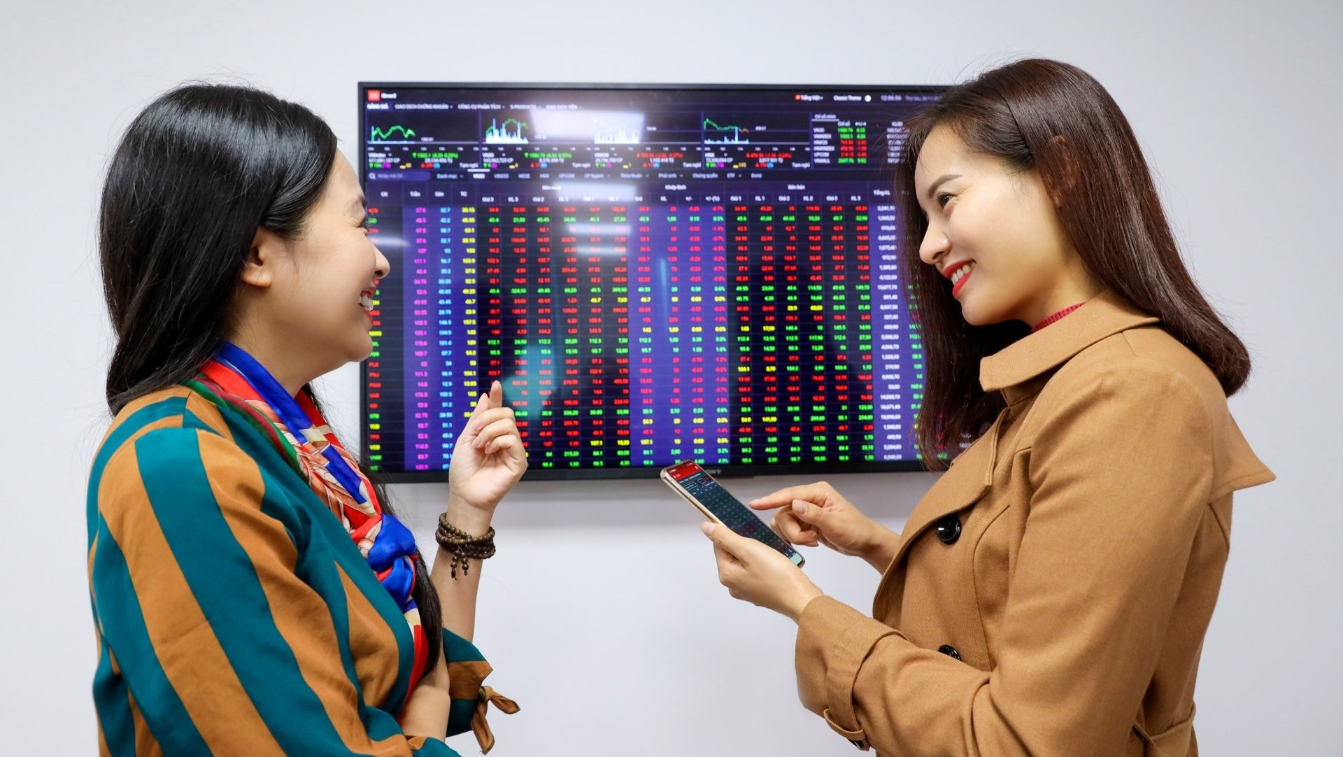 Bộ đôi VIC – VHM tỏa sáng, dòng 'cổ đất' dẫn dắt nhịp hồi phục - Ảnh 1 Bộ đôi VIC – VHM tỏa sáng, dòng 'cổ đất' dẫn dắt nhịp hồi phục - Ảnh 1