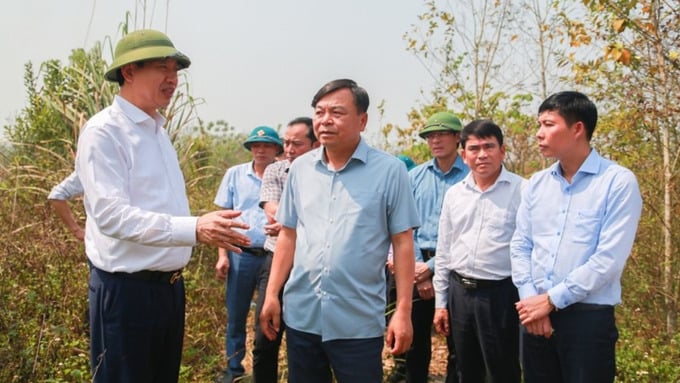 Thứ trưởng Bộ Nông nghiệp và Môi trường Nguyễn Hoàng Hiệp và Phó Chủ tịch UBND tỉnh Thanh Hóa Lê Đức Giang trao đổi về tình hình xây dựng khu tái định cư cho các hộ gia đình. Thứ trưởng Bộ Nông nghiệp và Môi trường Nguyễn Hoàng Hiệp và Phó Chủ tịch UBND tỉnh Thanh Hóa Lê Đức Giang trao đổi về tình hình xây dựng khu tái định cư cho các hộ gia đình.