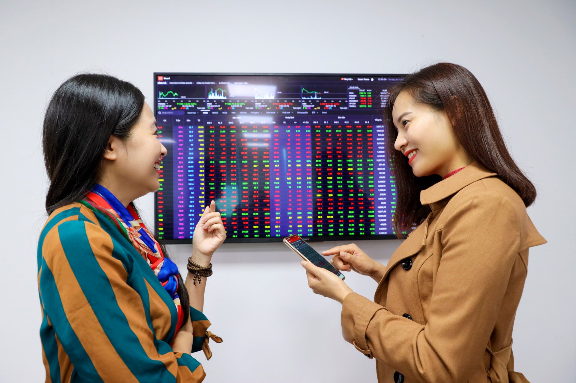 Thị trường chứng khoán vừa trải qua một tháng rực rỡ Thị trường chứng khoán vừa trải qua một tháng rực rỡ
