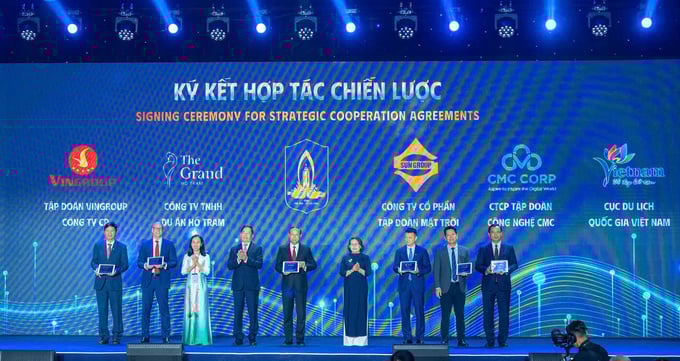 Lãnh đạo tỉnh Bà Rịa - Vũng Tàu và đại diện Sun Group, Vin Group, Tập đoàn CMC, Công ty TNHH Dự án Hồ Tràm, Cục Du lịch quốc gia thực hiện nghi thức ký kết. Lãnh đạo tỉnh Bà Rịa - Vũng Tàu và đại diện Sun Group, Vin Group, Tập đoàn CMC, Công ty TNHH Dự án Hồ Tràm, Cục Du lịch quốc gia thực hiện nghi thức ký kết.