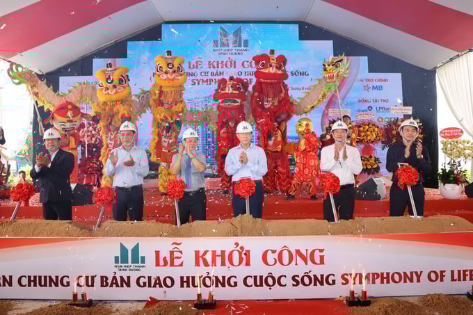 Đại diện chủ đầu tư, đơn vị phát triển và tổng thầu xây dựng chính thức khởi công dự án Bản giao hưởng cuộc sống. Đại diện chủ đầu tư, đơn vị phát triển và tổng thầu xây dựng chính thức khởi công dự án Bản giao hưởng cuộc sống.
