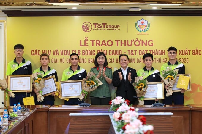Ông Đỗ Quang Hiển, Nhà sáng lập, Chủ tịch Điều hành Tập đoàn T&T Group và Đại tá Nguyễn Thị Thúy Thanh, Phó Cục trưởng Cục Công tác Đảng và công tác chính trị (Bộ Công an), Phó Chủ tịch kiêm Tổng thư ký Hiệp hội Thể thao CAND Việt Nam trao thưởng cho các VĐV xuất sắc giành HCV Ông Đỗ Quang Hiển, Nhà sáng lập, Chủ tịch Điều hành Tập đoàn T&T Group và Đại tá Nguyễn Thị Thúy Thanh, Phó Cục trưởng Cục Công tác Đảng và công tác chính trị (Bộ Công an), Phó Chủ tịch kiêm Tổng thư ký Hiệp hội Thể thao CAND Việt Nam trao thưởng cho các VĐV xuất sắc giành HCV 