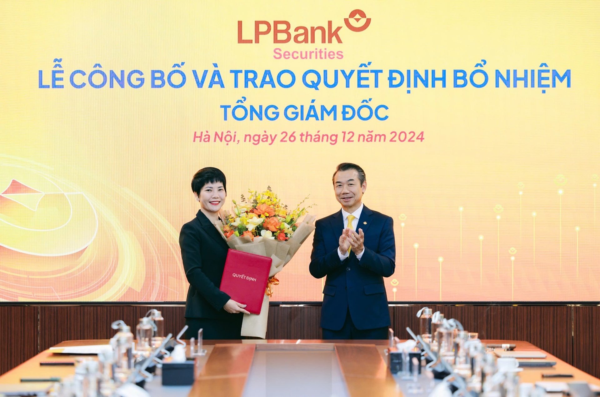 Bà Vũ Ngọc Anh nhận quyết định bổ nhiệm vị trí Tổng Giám đốc LPBS vào cuối năm 2024. Ảnh: LPBS Bà Vũ Ngọc Anh nhận quyết định bổ nhiệm vị trí Tổng Giám đốc LPBS vào cuối năm 2024. Ảnh: LPBS 