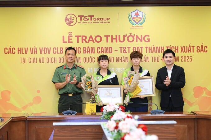 Ông Đỗ Vinh Quang, Phó Chủ tịch HĐQT Tập đoàn T&T Group và Đại tá Nguyễn Xuân Hải, Giám đốc Trung tâm Huấn luyện và Thi đấu Thể thao CAND trao thưởng cho VĐV Hoàng Trà My và Trần Mai Ngọc Ông Đỗ Vinh Quang, Phó Chủ tịch HĐQT Tập đoàn T&T Group và Đại tá Nguyễn Xuân Hải, Giám đốc Trung tâm Huấn luyện và Thi đấu Thể thao CAND trao thưởng cho VĐV Hoàng Trà My và Trần Mai Ngọc 