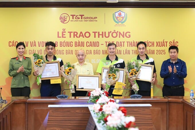 Ban Huấn luyện CLB Bóng bàn CAND – T&T nhận giải thưởng sau thành tích đạt được tại Giải vô địch Bóng bàn quốc gia Báo Nhân Dân vừa qua Ban Huấn luyện CLB Bóng bàn CAND – T&T nhận giải thưởng sau thành tích đạt được tại Giải vô địch Bóng bàn quốc gia Báo Nhân Dân vừa qua 