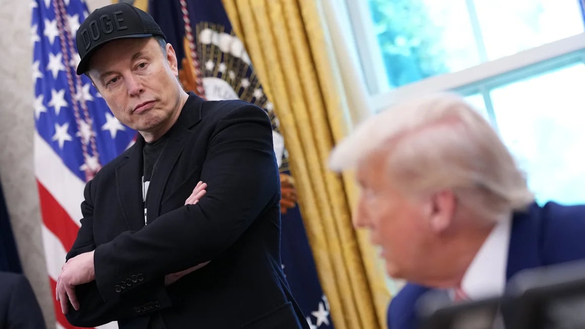 Cổ phiếu của Tesla đã giảm 14% vào ngày 5/6 sau khi Tổng thống Donald Trump đe dọa rút các hợp đồng chính phủ đối với các công ty của CEO Elon Musk. Ảnh: Getty Images Cổ phiếu của Tesla đã giảm 14% vào ngày 5/6 sau khi Tổng thống Donald Trump đe dọa rút các hợp đồng chính phủ đối với các công ty của CEO Elon Musk. Ảnh: Getty Images 