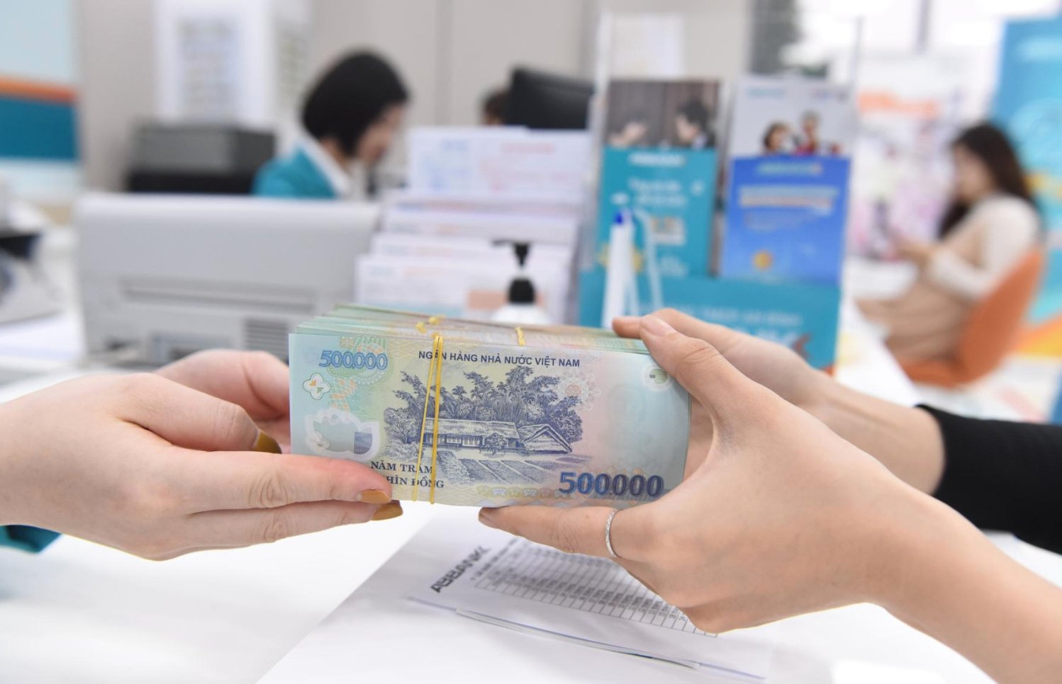 5 ông lớn ngân hàng chiếm khoảng 50% tổng lợi nhuận của các ngân hàng thương mại Việt Nam 5 "ông lớn" ngân hàng chiếm khoảng 50% tổng lợi nhuận của các ngân hàng thương mại Việt Nam 
