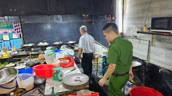 Kiểm tra các cơ sở kinh doanh trên đường Chương Dương Kiểm tra các cơ sở kinh doanh trên đường Chương Dương