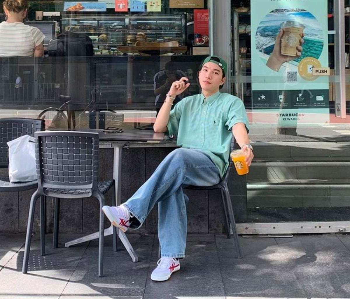 Rapper HIEUTHUHAI diện đôi giày ASN sọc đỏ của Thượng Đình Rapper HIEUTHUHAI diện đôi giày ASN sọc đỏ của Thượng Đình 