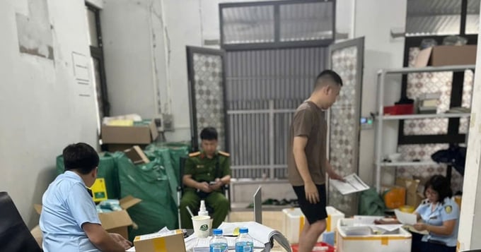 Đoàn kiểm tra tại cơ sở kinh doanh mỹ phẩm. Ảnh: Cục Quản lý và Phát triển thị trường trong nước Đoàn kiểm tra tại cơ sở kinh doanh mỹ phẩm. Ảnh: Cục Quản lý và Phát triển thị trường trong nước