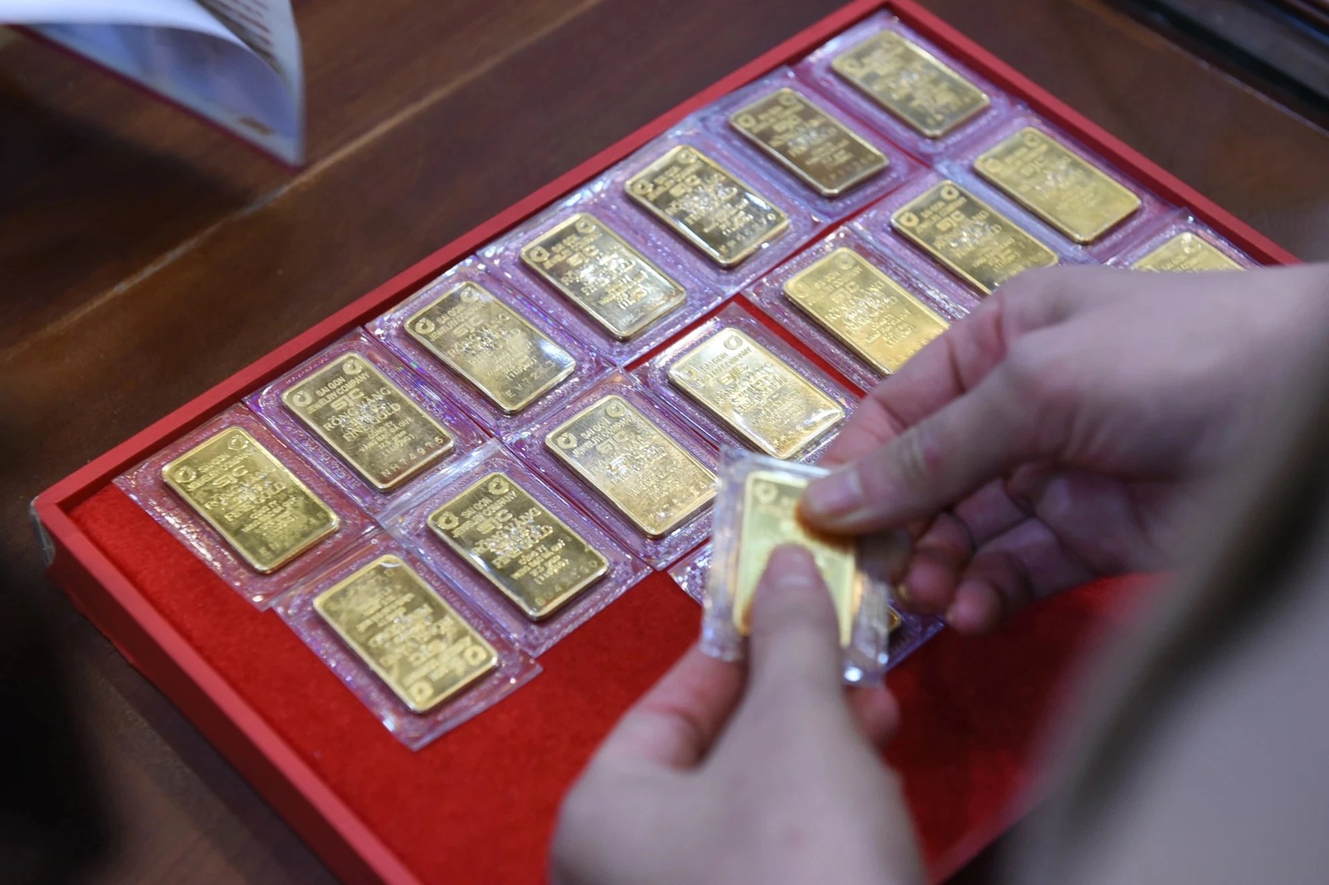 Giá vàng miếng tăng sốc sau thông tin NHNN sắp cho nhập khẩu vàng trở lại - Ảnh 1 Giá vàng miếng tăng sốc sau thông tin NHNN sắp cho nhập khẩu vàng trở lại - Ảnh 1