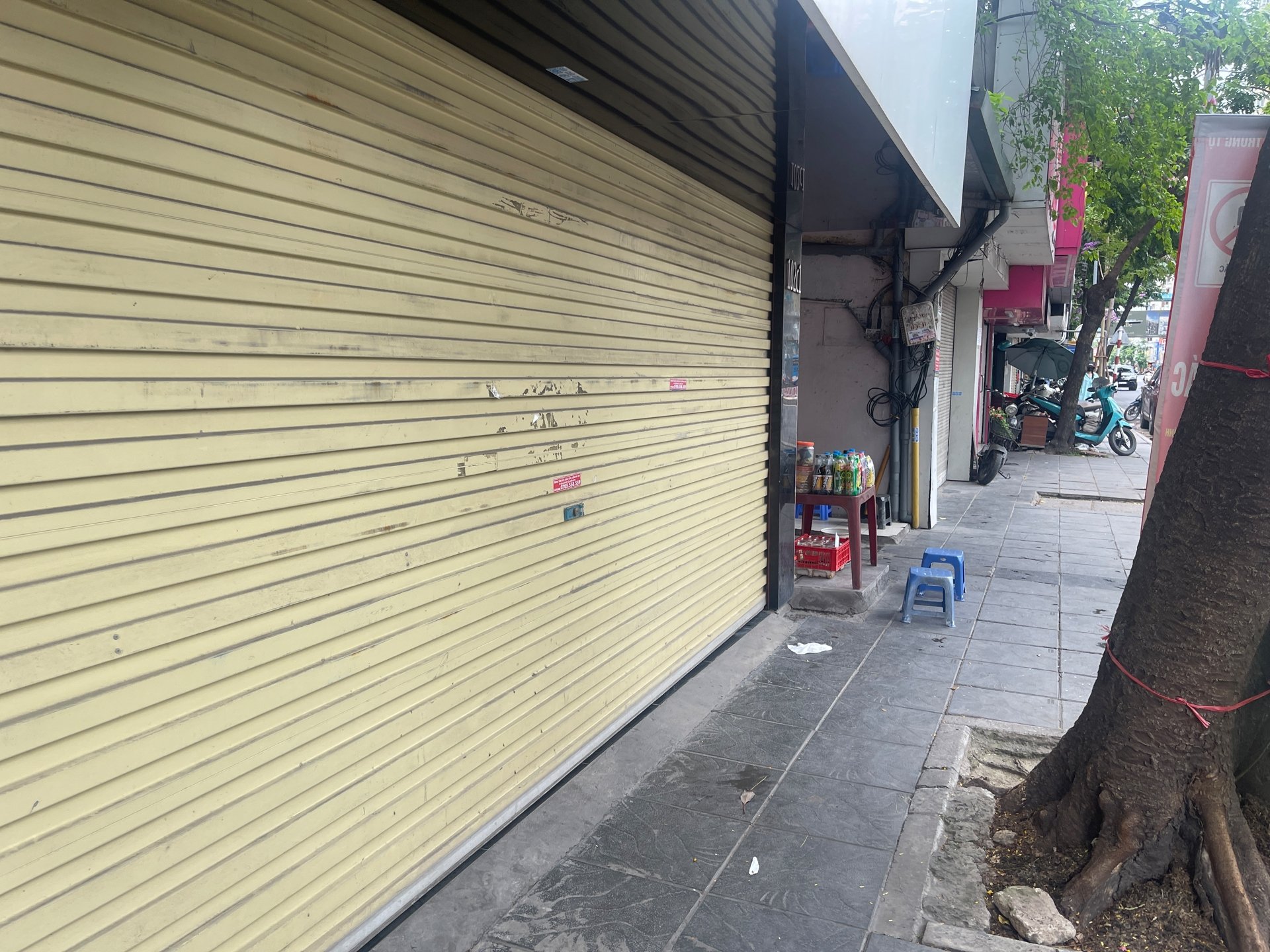 Những con phố từng tấp nập, nay vắng lạ thường. Những con phố từng tấp nập, nay vắng lạ thường.