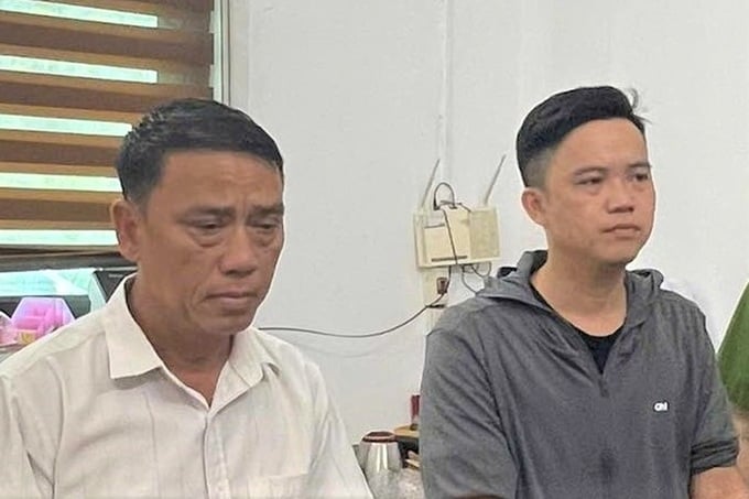 Bị can Nguyễn Văn Đây (áo trắng) và Bùi Yên Khánh (áo xám) bị khởi tố, bắt giam để điều tra tội Trốn thuế (Ảnh: Công an Hòa Bình). Bị can Nguyễn Văn Đây (áo trắng) và Bùi Yên Khánh (áo xám) bị khởi tố, bắt giam để điều tra tội Trốn thuế (Ảnh: Công an Hòa Bình).
