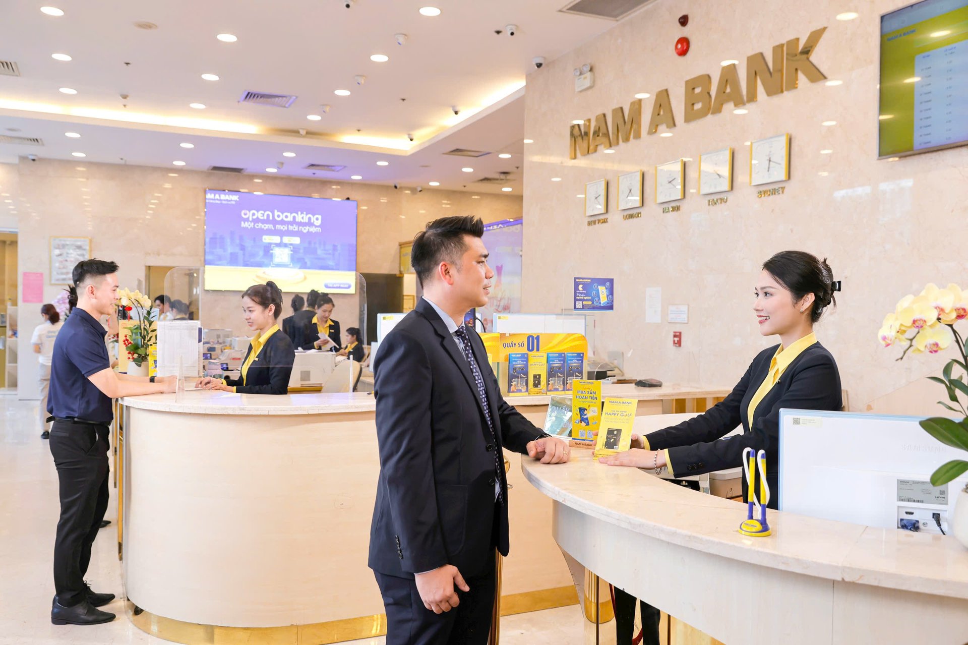 Khách hàng giao dịch tại Nam A Bank Khách hàng giao dịch tại Nam A Bank